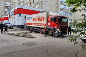 В Саратове горожанам приходится обходить грузовик сети «Магнит», рискуя жизнью
