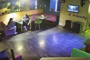 Посетительница караоке-бара на проспекте Столыпина попалась на краже дорогого микрофона