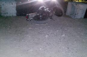 В Заводском районе мотоциклист протаранил бетонное ограждение, в Ртищевском «Гранта» сбила пенсионерку