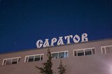 «Саратов встречает туристов мрачной темнотой»: недостаток освещения на речном вокзале огорчил горожан