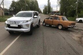 В Балашове столкнулись Mitsubishi и «копейка»: есть пострадавшие