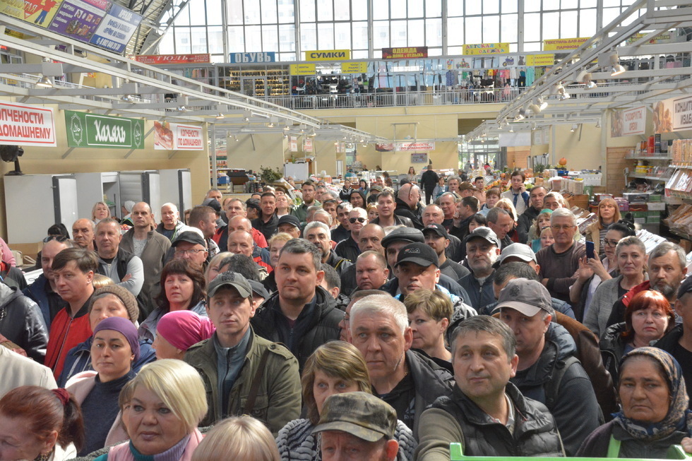 «Мы не хотим быть размазанными»: сотни предпринимателей выступили за сохранение торговли рядом с Сенным рынком и начали сбор подписей под обращением к Путину