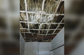 «Мы с детьми на улице будем жить»: многодетная мать опасается обрушения крыши дома в Новоузенске