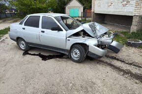 В Озинках неопытный водитель врезался в жилой дом