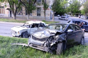 ДТП на Гвардейской: водитель ВАЗа попал в больницу после столкновения с иномаркой