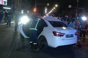 Отечественные автомобили столкнулись ночью на перекрестке в центре города: госпитализированы двое мужчин