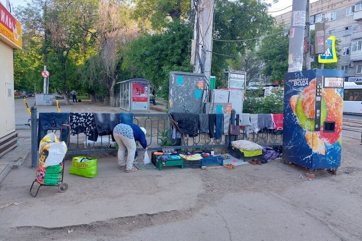 «Словно вещи умерших распродают»: саратовцы вновь жалуются на торговлю с земли, которая устраивает городские власти