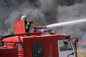 За две недели пожарные восемь раз выезжали тушить аварийные дома в Балаково