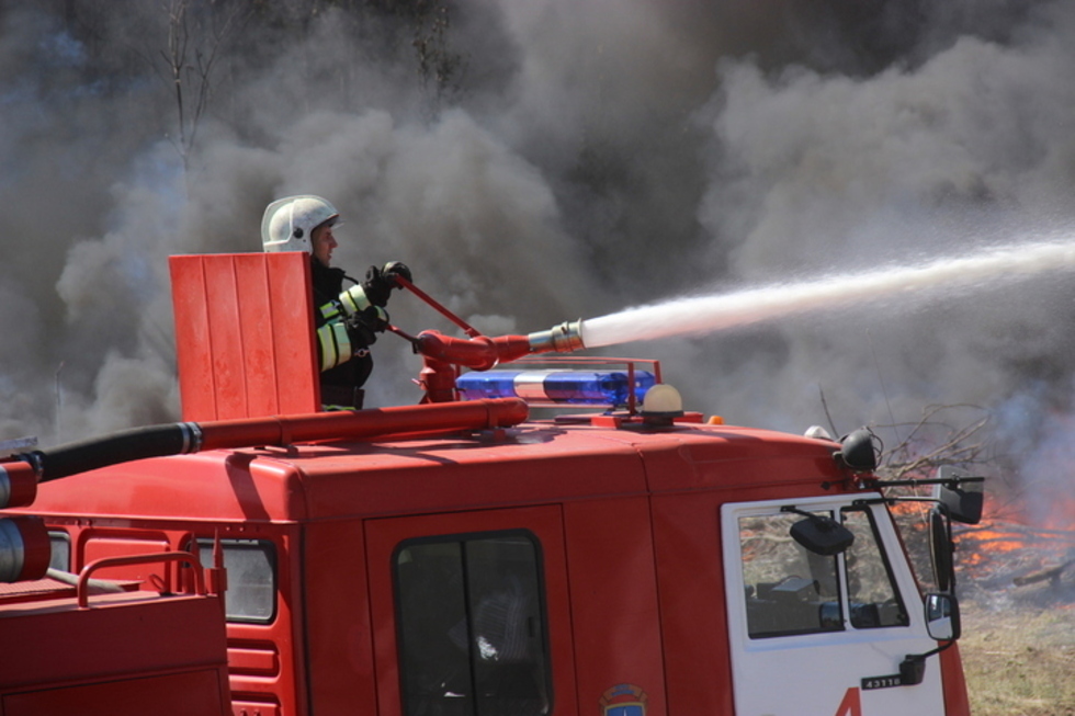 За две недели пожарные восемь раз выезжали тушить аварийные дома в Балаково