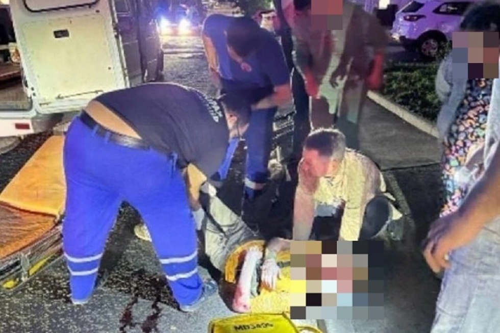 Очевидец: доставщик на велосипеде попал в яму на 1-й Дачной и был госпитализирован