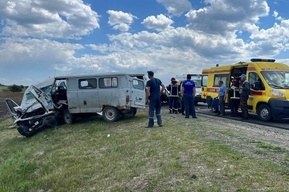 В Татищевском районе столкнулись микроавтобус и УАЗ: один человек погиб, семеро пострадали