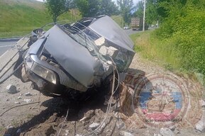 На съезде моста в Балаково водитель врезался в столб и попал в больницу