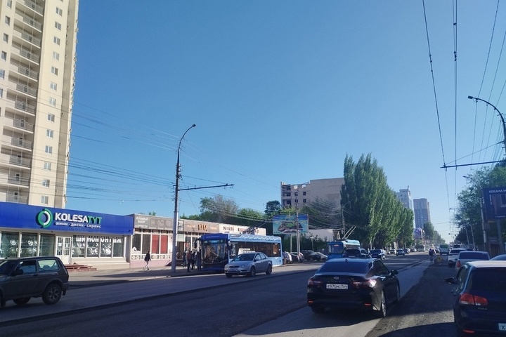 ЧП на улице Чернышевского: кусок контактной сети отвалился и упал на машину, движение в обе стороны встало в огромной пробке
