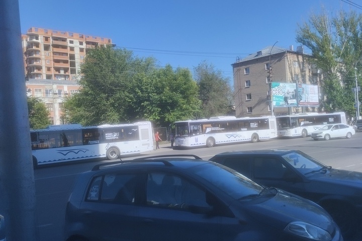 На саратовские улицы вышли новые брендированные автобусы (но пока только для избранных)