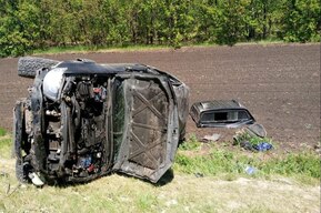 На трассе под Аткарском перевернулся автомобиль: водитель погиб, его пассажирки — в больнице