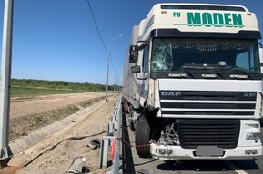На трассе водитель грузовика врезался в припаркованную «ГАЗель»