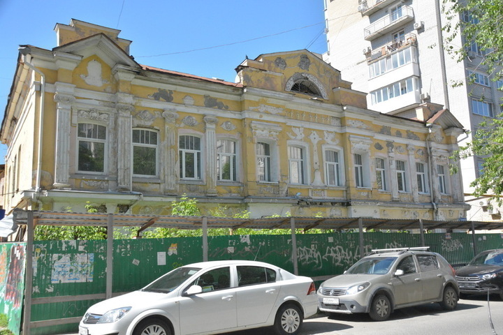 В центре Саратова уже много лет ветшает памятник, который застройщику не разрешили перестроить в элитный клубный дом: подан иск в отношении ООО «Лепта»