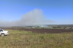 Пожары в Калининском районе: огонь охватил 450 квадратных метров сухой травы