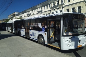Саратовцы возмущены: вместо работы на регулярных маршрутах новые автобусы возят гостей города