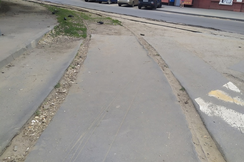 «Слой такой, что трава растёт»: рельсы в центре Саратова, по которым почти год не ходят трамваи, исчезли под грязью и пылью