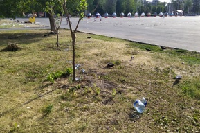 «Бутылки, коробки, деревяшки»: после студвесны главную площадь города оставили покрытой мусором