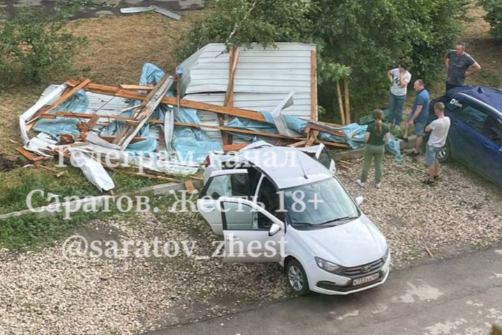 Разбушевавшаяся стихия сорвала крышу с пятиэтажки в Энгельсе