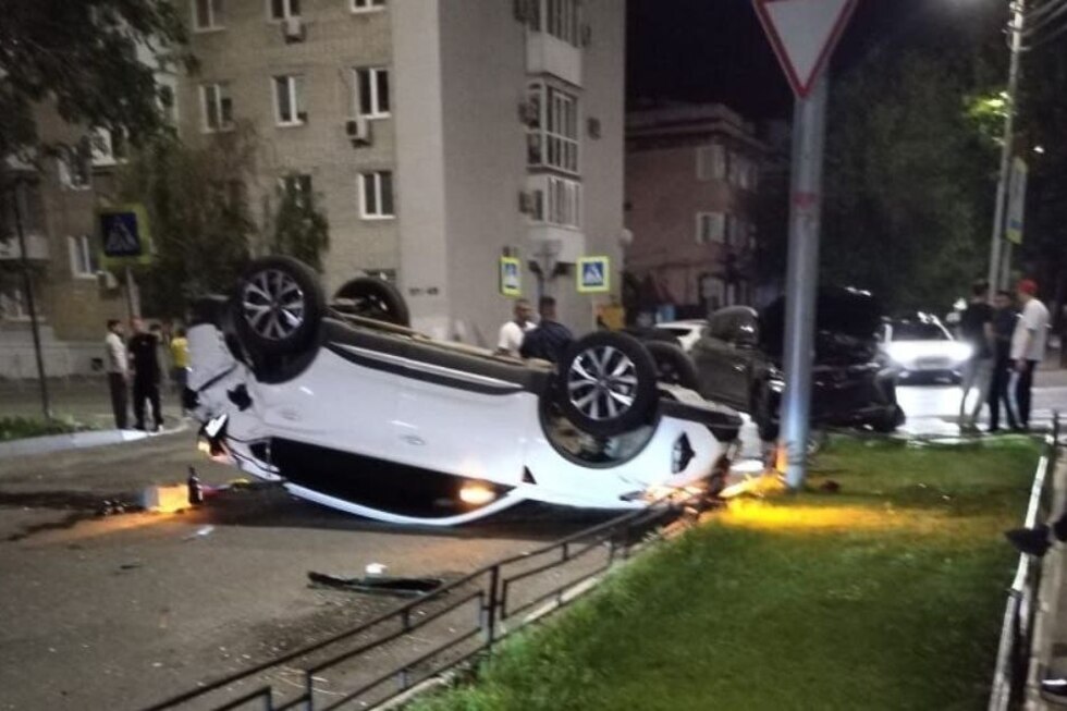 В центре Саратова перевернулась на крышу иномарка: видео