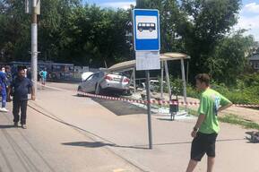 Иномарка влетела в остановку на улице Чернышевского: есть пострадавшие