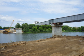 Над рекой в Саратовской области надвигают 78-метровый пролёт моста (это займет неделю)