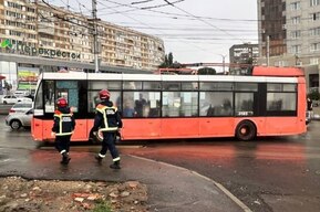 Во время непогоды на Славянской площади ударило током водителя троллейбуса