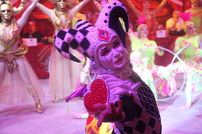Более 300 роскошных костюмов, трюки без страховки и уникальный номер с бегемотами: в Саратов приехал продюсерский центр «Королевский цирк Гии Эрадзе» с новым шоу «Песчаная сказка»