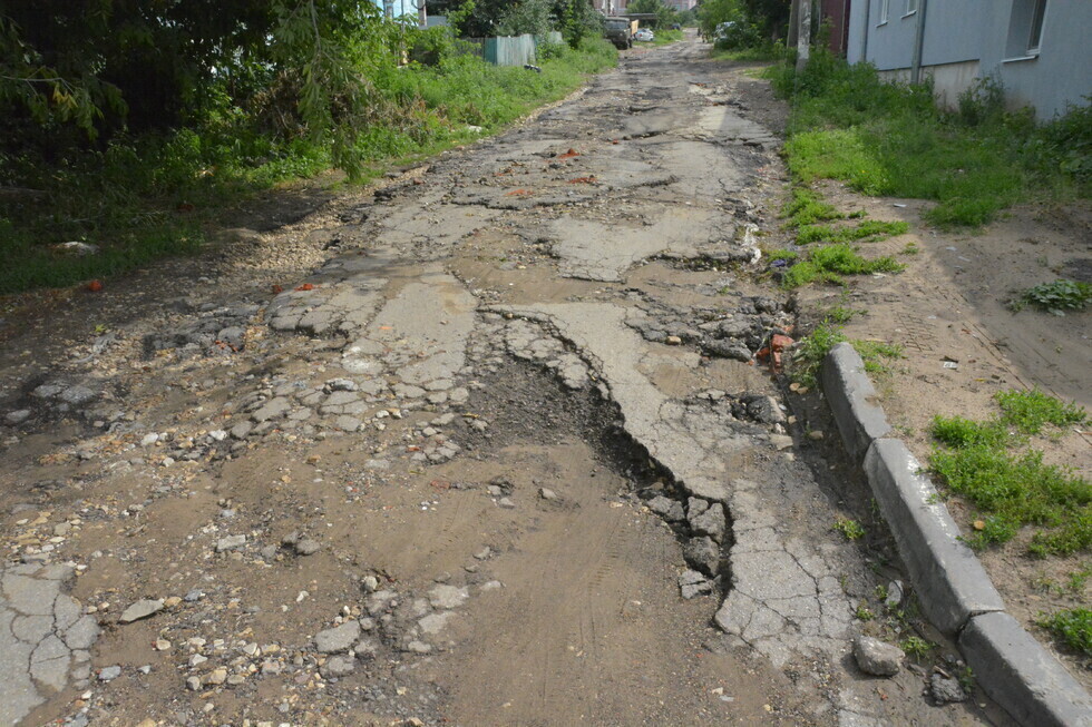 Ливень в Саратове смыл остатки асфальта с улиц Волжского района (фоторепортаж)