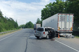 Пожилой водитель иномарки врезался в припаркованный грузовик. Погиб пассажир авто