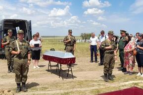 В зоне СВО погиб житель Ершовского района: жене военного передали его Орден Мужества