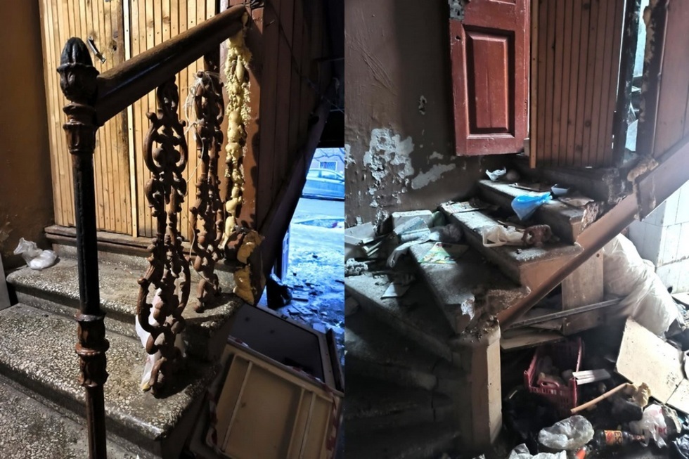 В Саратове уничтожается красивый памятник, принадлежащий мэрии: вслед за дверями выломали чугунные элементы