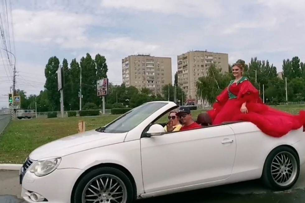 В Балаково оштрафовали водителя кабриолета, который вёз на багажнике клубничную принцессу