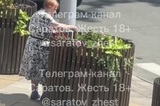 «Надергала себе целый букет»: саратовцы обсуждают поведение женщины возле гигантского горшка на Волжской