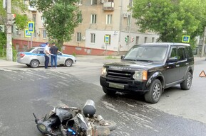 ДТП в Саратове: внедорожник врезался в скутер, в попавшей в яму «Ладе Калине» пострадали две женщины