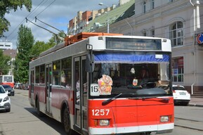 Два популярных троллейбусных маршрута встали из-за работ на Рахова