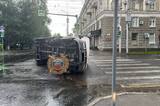 В центре Саратова «ГАЗель» столкнулась с «Нивой» и перевернулась