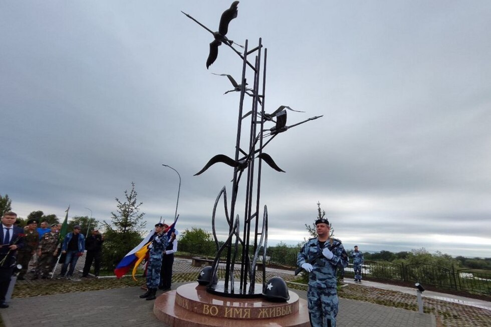 В Энгельсе открыли памятник погибшим участникам СВО