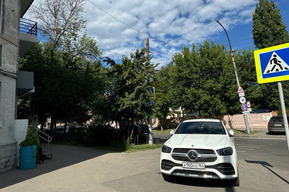 Горожанин рассказал о Mercedes с «красивым» номером, который припарковали на тротуаре, перегородив пешеходный переход