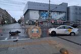 Молодой мотоциклист оказался в больнице после столкновения с такси у Крытого рынка