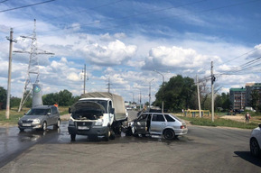 В Энгельсском районе разыскивают водителей, один из которых сбил пешехода, а другой оставил пострадавшего пассажира