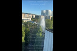 На улице Хользунова забил коммунальный фонтан высотой в несколько этажей, горожан оставили без воды