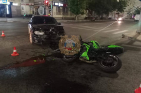 В ночном ДТП на улице Чапаева пострадал мотоциклист