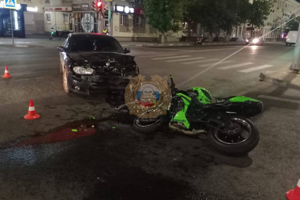 В ночном ДТП на улице Чапаева пострадал мотоциклист