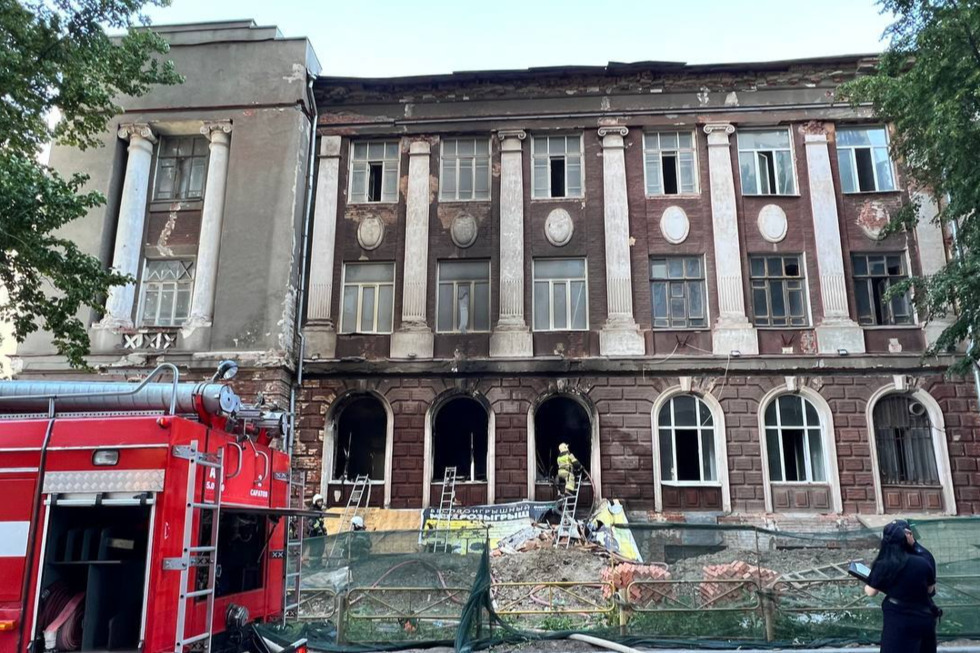 В Саратове горит школа героев, которая находится на реконструкции