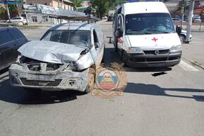 В Саратове столкнулись «Ларгус» и «скорая»: пострадали медработница и молодой пассажир легковушки