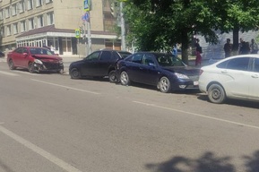 Массовая авария в Саратове: «Лада Гранта» и Toyota отлетели в припаркованные автомобили